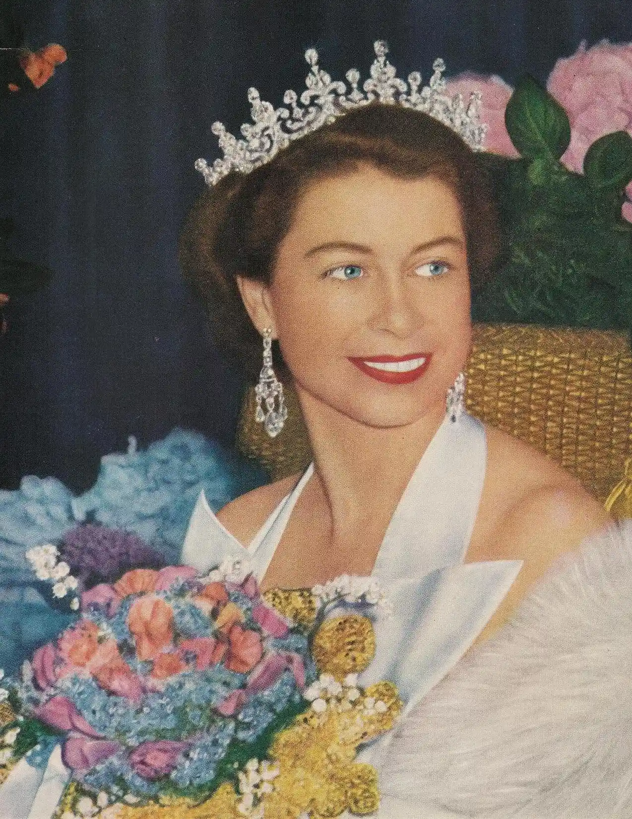 royal_welcome_queen_smiling_0001